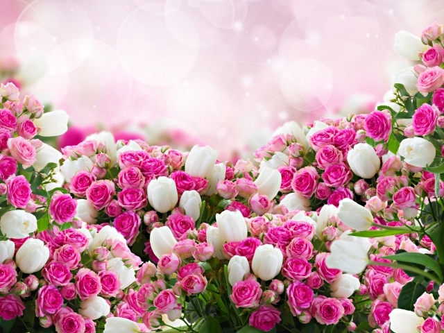 Розовые розы с белыми тюльпанами