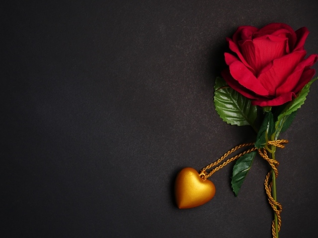 Красная искусственная роза с кулоном в форме сердца