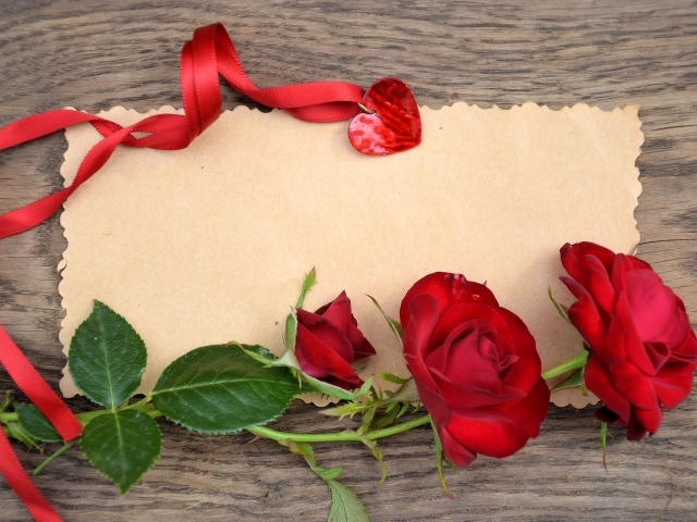 Красные розы и сердечко, фон для поздравительной открытки