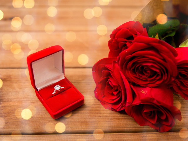 Предложение с кольцом и букетом красных роз