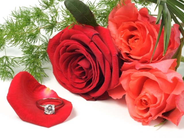 Три красных розы с красивым кольцом с бриллиантом
