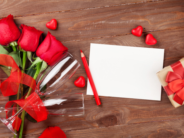 Три розы, два фужера и лист бумаги, шаблон поздравительной открытки