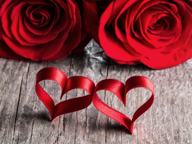 Две красные розы с красными сердцами из ленты
