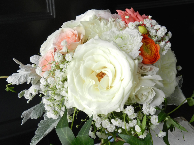 Свадебный букет с цветами роз, хризантем и лютиков