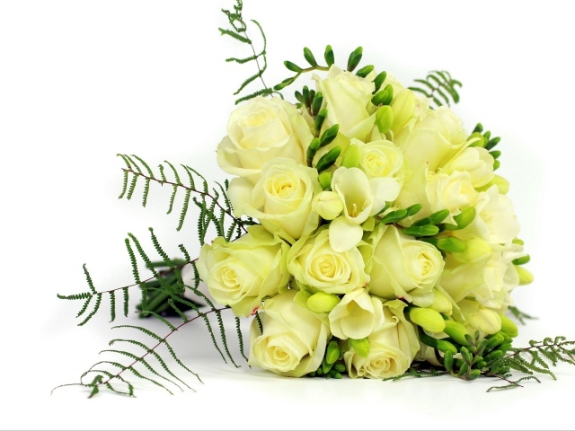 Белые цветы роз и фрезии в праздничном букете на белом фоне