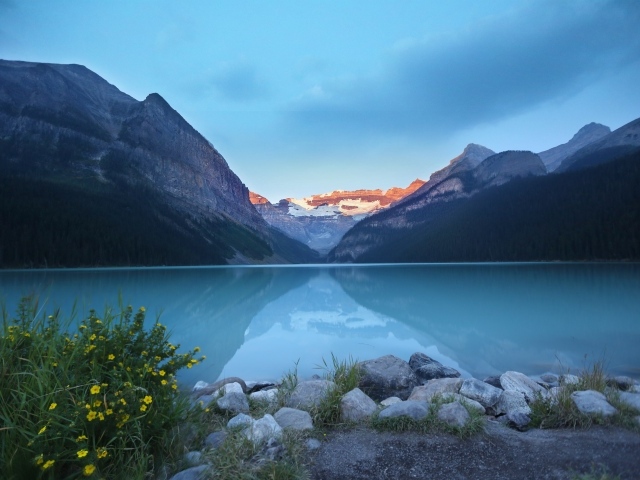 Красивое голубое озеро на фоне гор на рассвете