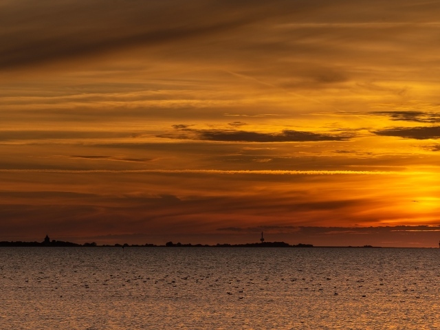 Спокойное море на фоне красивого неба на закате