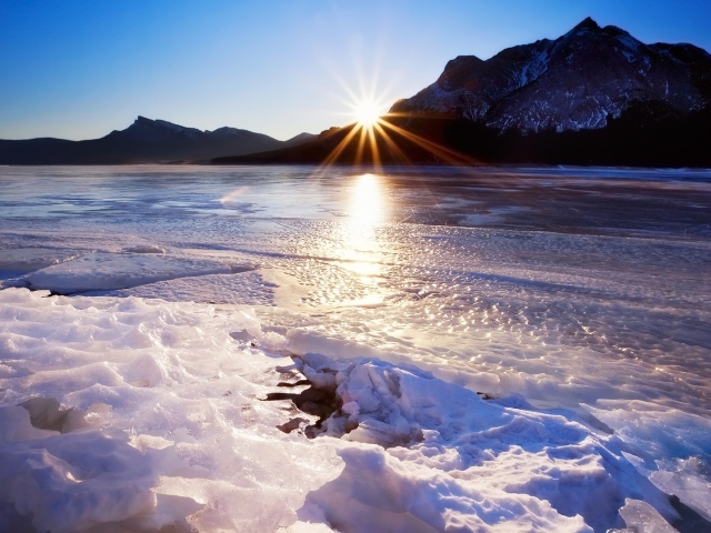 Лед тает в горном озере от тепла весеннего солнца