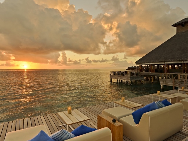 Красивый закат солнца на Мальдивах