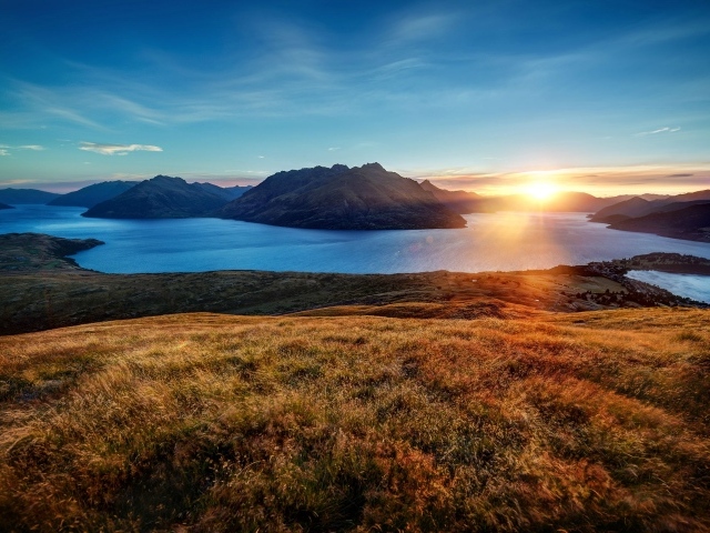 Рассвет над горами в голубом небе