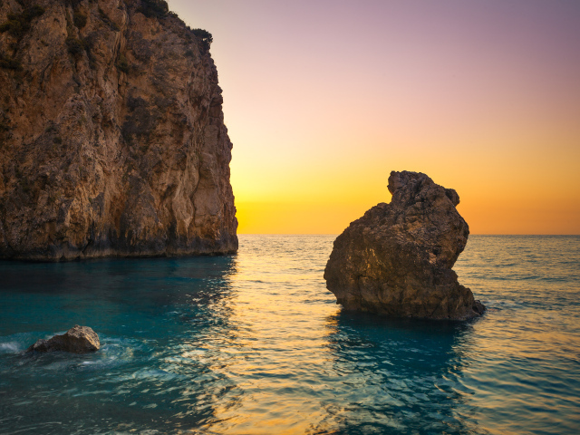 Скалы в океане на закате