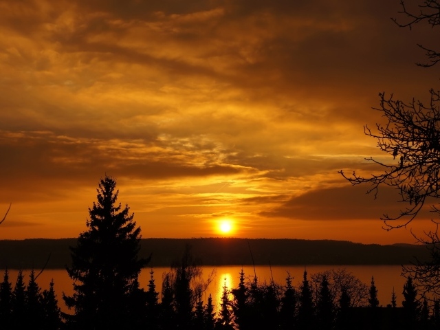 Закат солнца в небе над озером