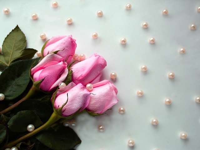 Букет розовых роз с бусинами