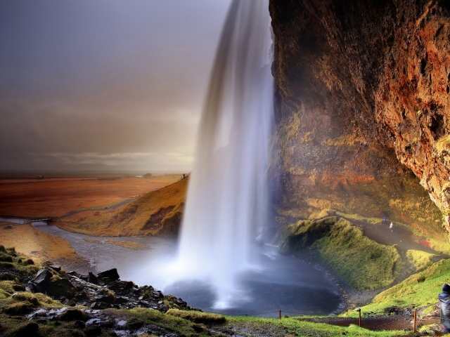 Живописный водопад Сельяландсфосс стекает со скалы, Исландия