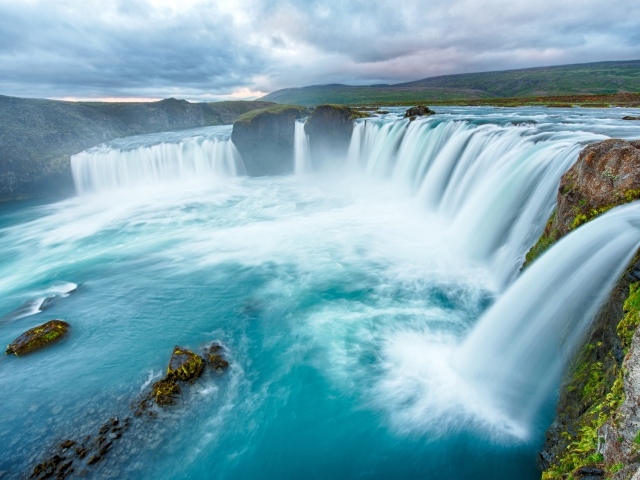 Быстрый водопад стекает со скалы 