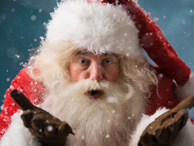 Бородатый Санта Клаус в красном костюме на Новый год и Рождество