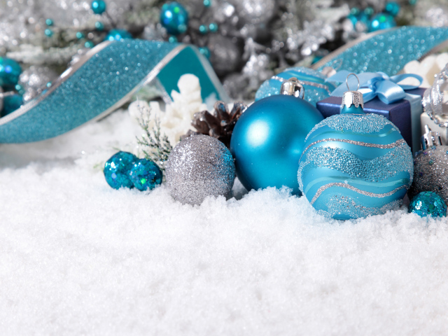 Красивые новогодние шарики на снегу на Новый год и Рождество 2019