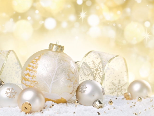 Красивые елочные шары с лентой на Новый год 2019 