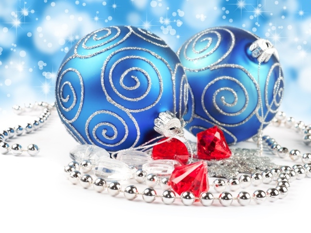 Красивые большие елочные шары с бусами 