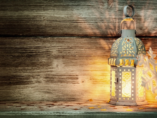 Фонарь и белая снежинка фон для поздравительной открытки на Новый год