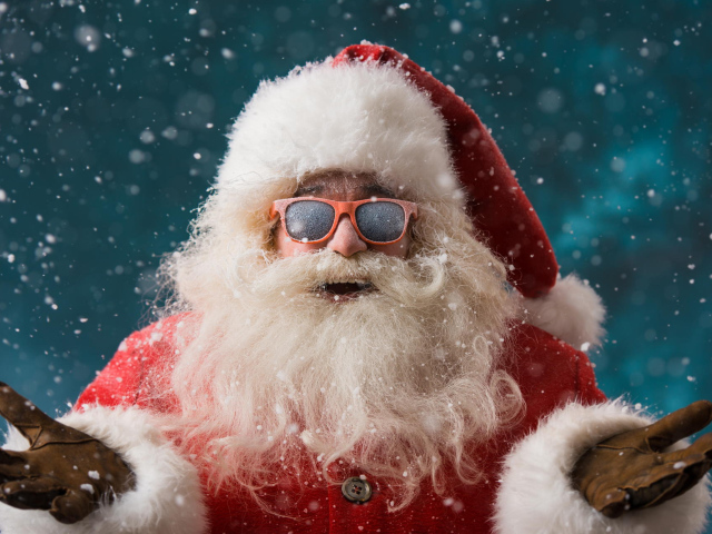 Санта Клаус в солнечных очках покрытых инеем