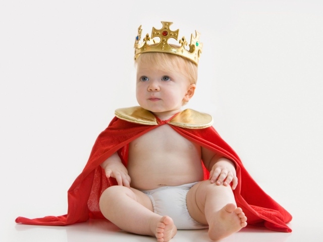 Маленький грудной ребенок в костюме принца