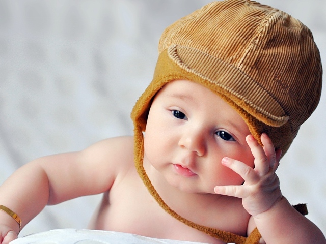 Маленький ребенок подложил руку под голову