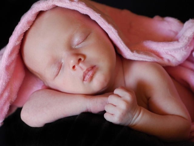 Милый спящий младенец под розовым покрывалом