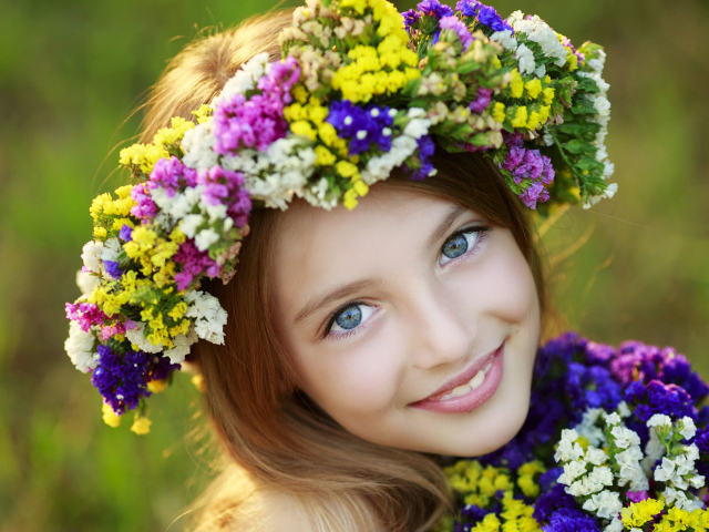 Красивая голубоглазая девочка с венком на голове