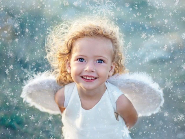 Красивая голубоглазая девочка с крыльями ангела