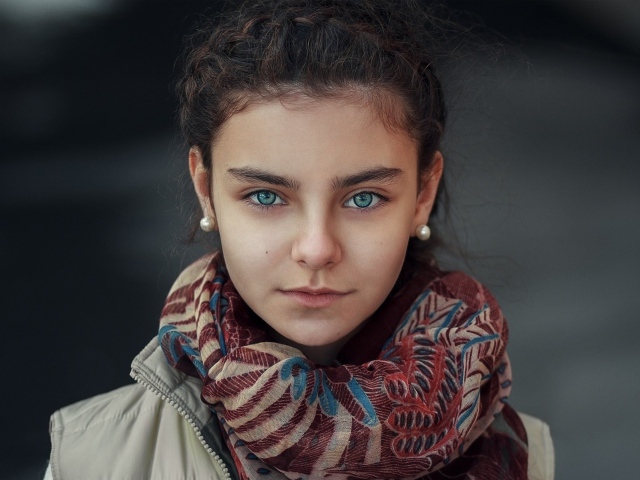 Красивая девочка с платком на шее