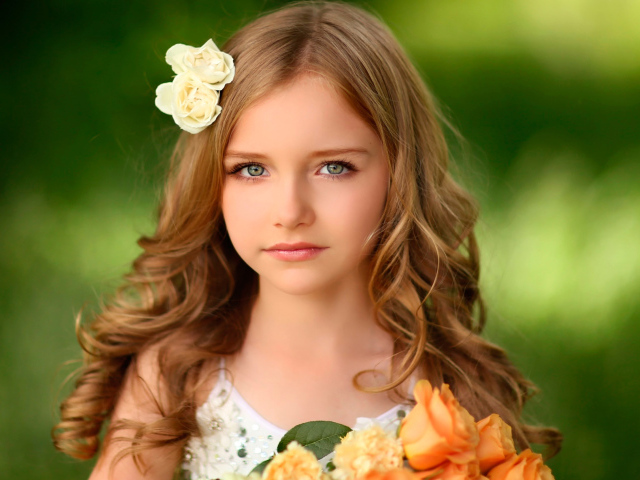 Красивая девочка с цветами в волосах