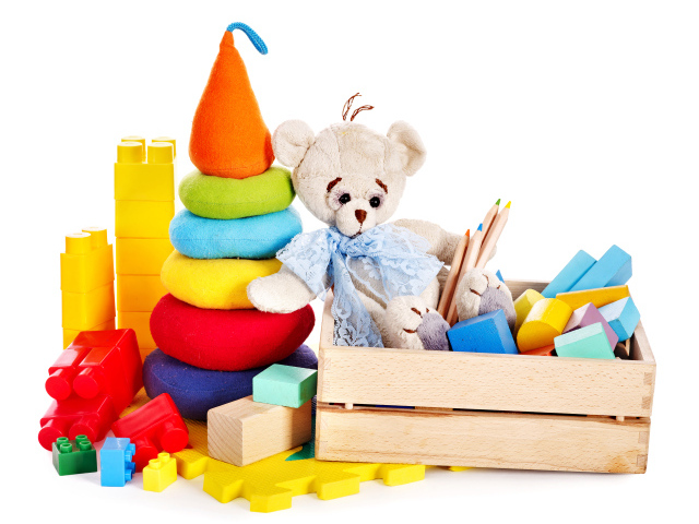 Детские игрушки на белом фоне