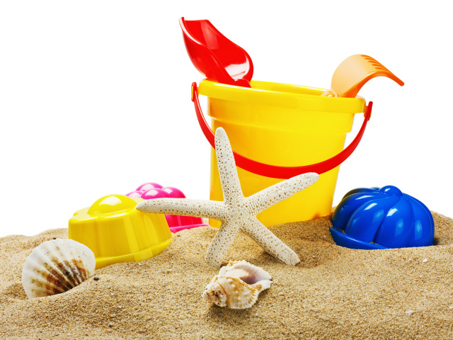 Детские игрушки с ракушками на песке