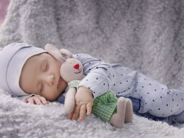 Милый спящий ребенок с игрушкой