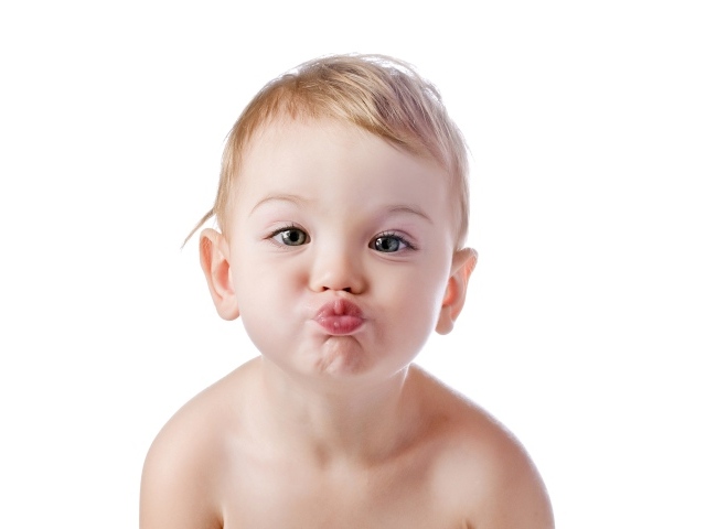 Воздушный поцелуй маленького ребенка