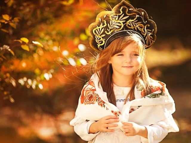 Маленькая красивая девочка в кокошнике 