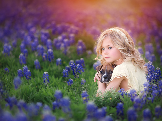 Маленькая светловолосая девочка со щенком в синих цветах