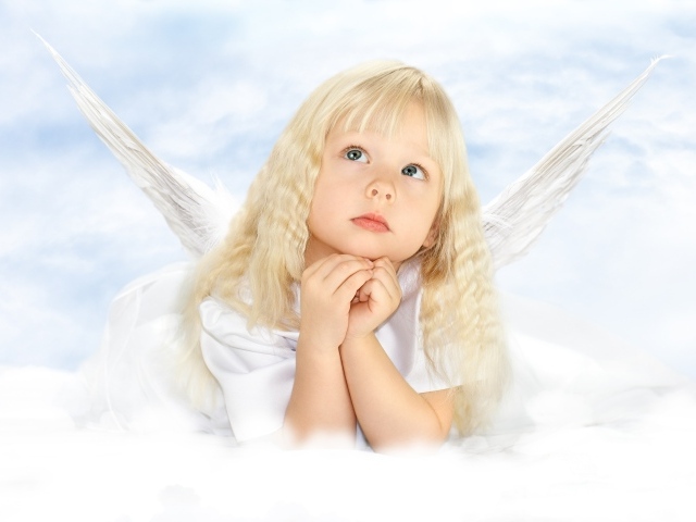 Маленькая девочка блондинка с крыльями ангела