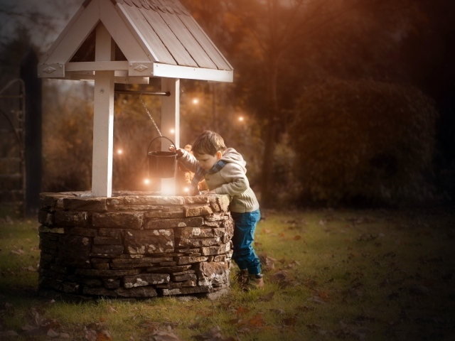 Маленький мальчик у колодца 