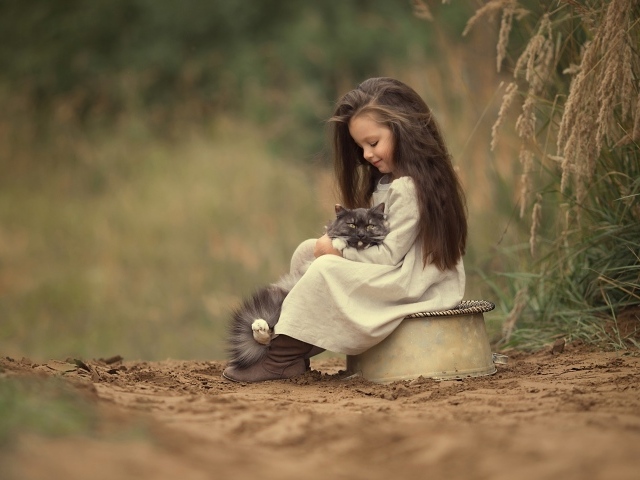 Маленькая милая девочка с котом на дороге 