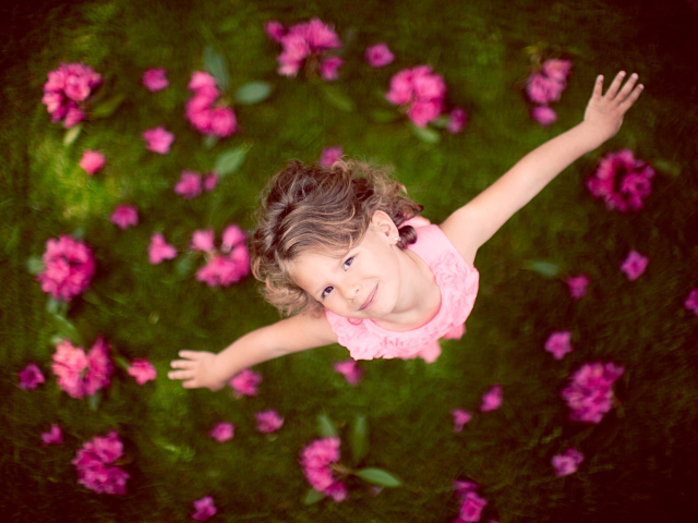 Маленькая девочка в розовом платье, вид сверху