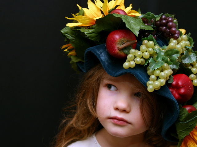 Маленькая девочка в необычной шляпе