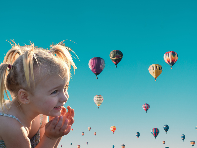 Маленькая девочка на фоне воздушных шаров