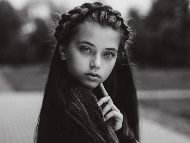 Маленькая девочка с красивой прической черно-белое фото