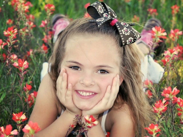 Маленькая девочка с бантом на голове