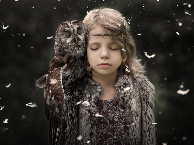Маленькая девочка с закрытыми глазами с совой на плече