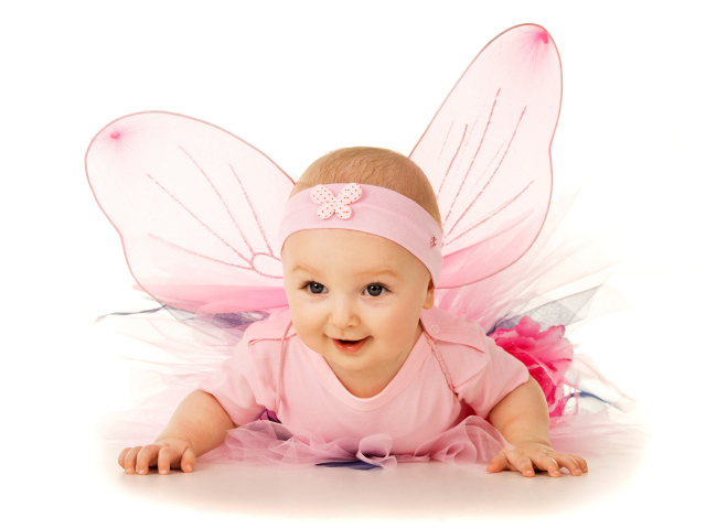 Маленькая девочка с крыльями феи на белом фоне