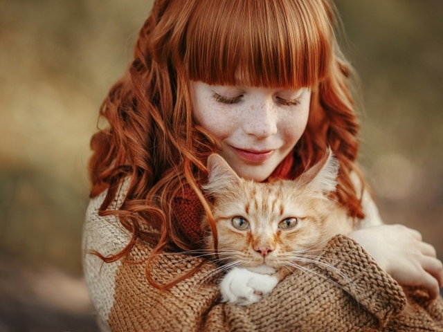 Маленькая рыжеволосая девочка с котом