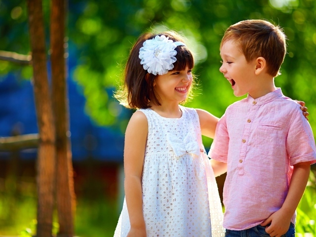 Маленькие улыбающиеся мальчик и девочка